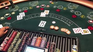 Pemain menempatkan taruhan pada meja American Roulette mansion777
